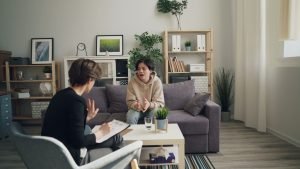 Nastolatka rozmawia z psycholożką podczas sesji terapii poznawczo-behawioralnej